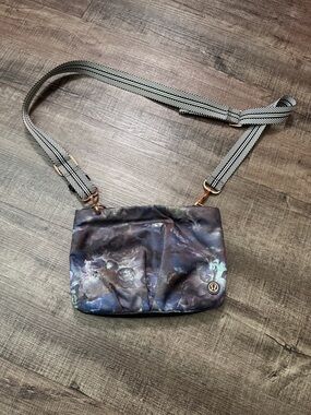 lululemon athletica Small Crossbody Bag in Navy Floral with Black & White Strap